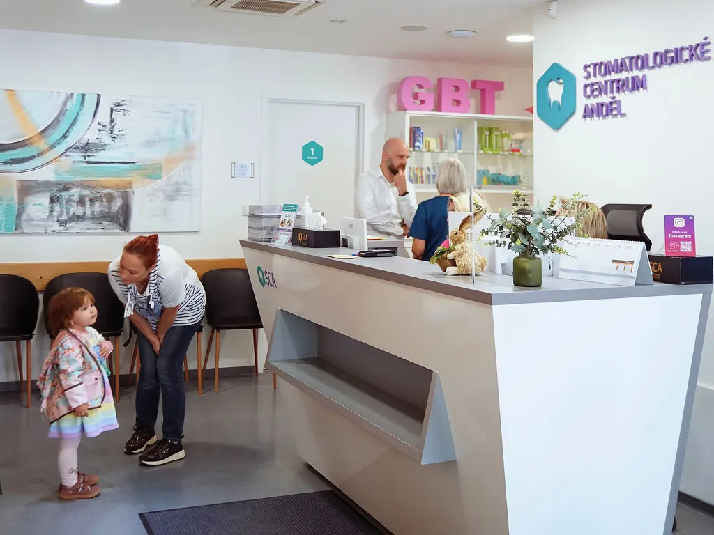 Recepce a čekárna Stomatologického centra Anděl s logem kliniky